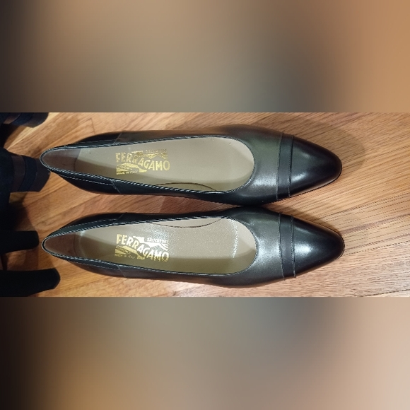 Salvatore Ferragamo black/dark gray leather almond toe pumps sz 10 - Picture 7 of 9